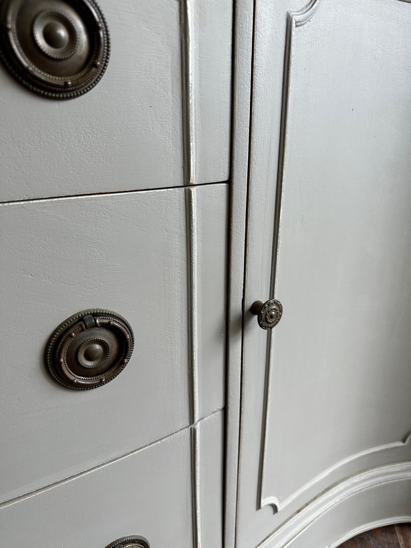 Vintage Traditional Bow Front Side Board - Ash Gray