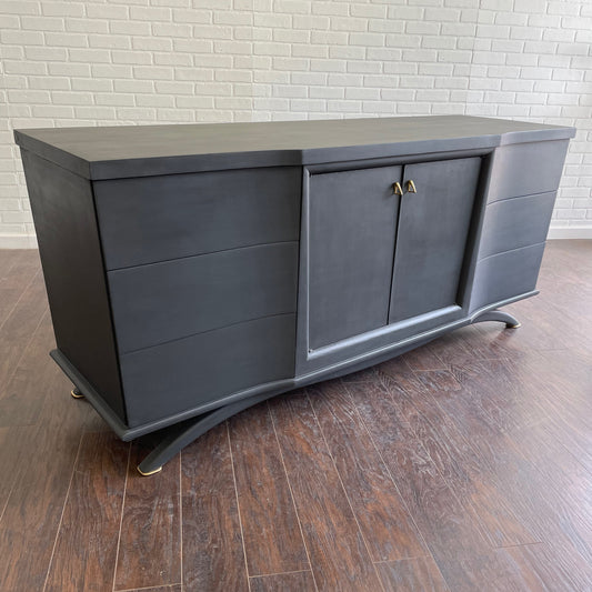 Timeless Charm: Exploring the Benefits of Vintage Furniture in Home Aesthetics