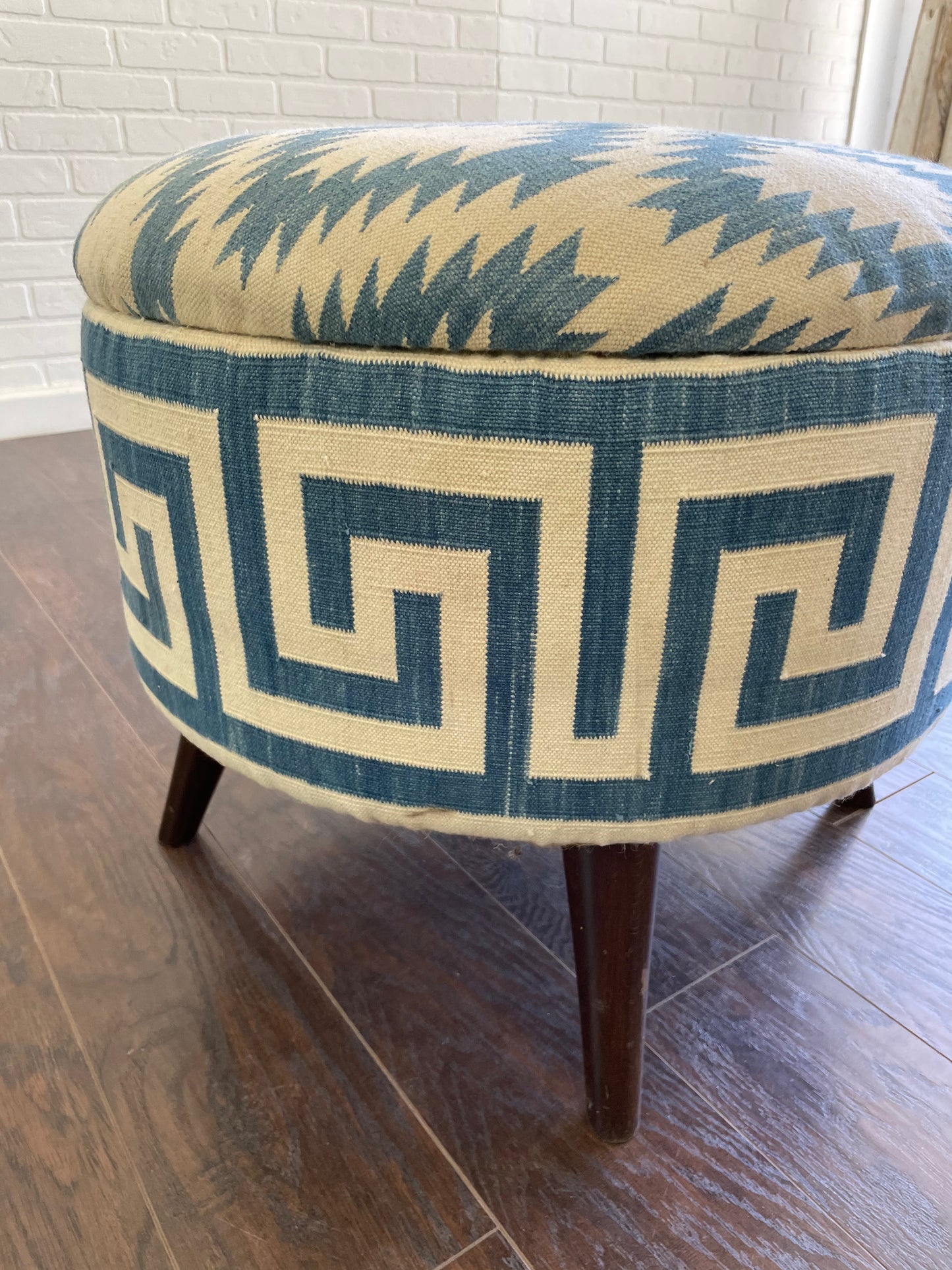 Round Turkish Upholstered Ottoman Modern Design - LG