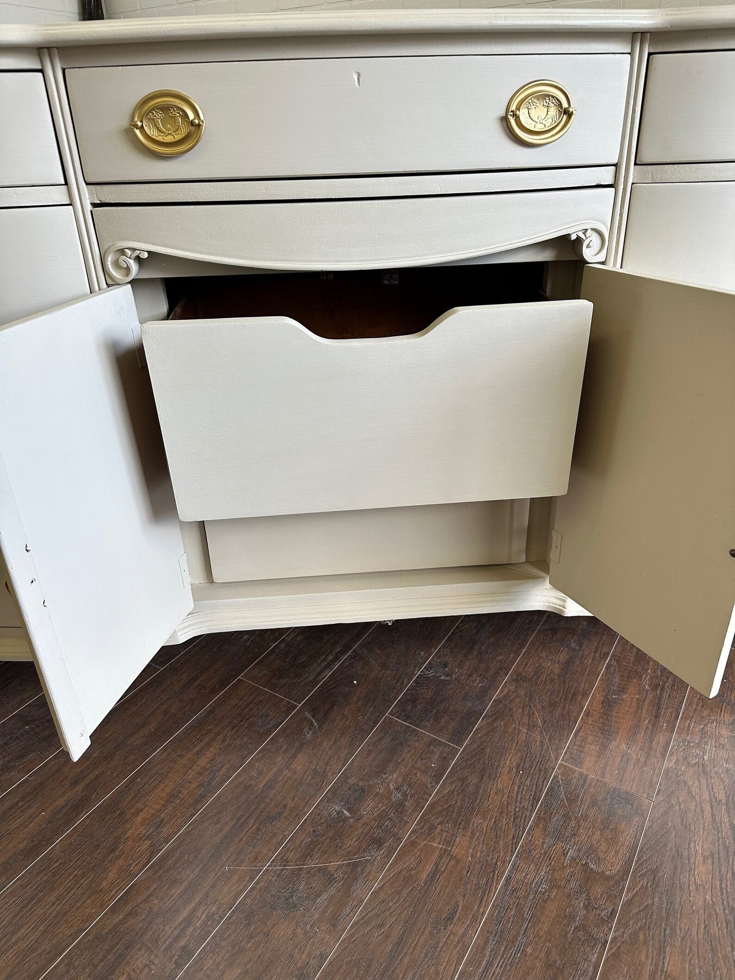 Vintage Palmer Traditional Dresser - Oatmeal