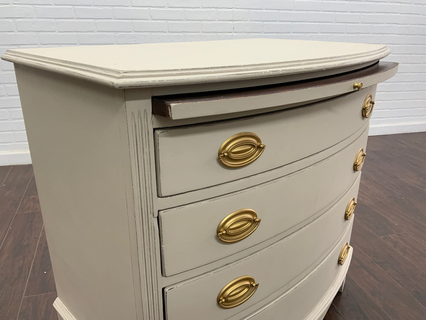 Vintage Traditional Pair of Bachelor Chests - Oatmeal