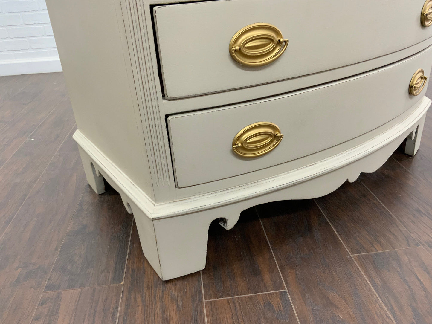 Vintage Traditional Pair of Bachelor Chests - Oatmeal