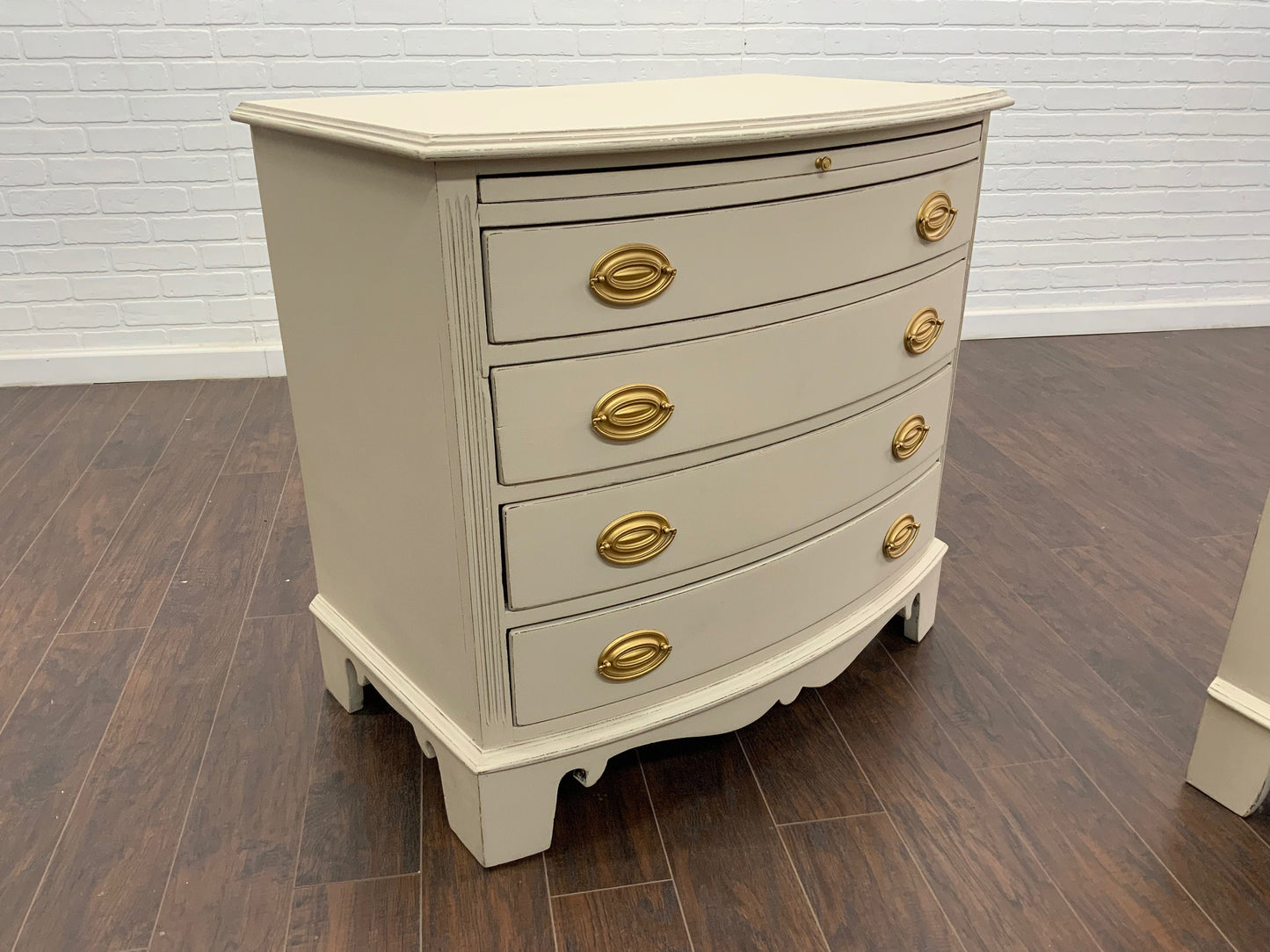 Vintage Traditional Pair of Bachelor Chests - Oatmeal