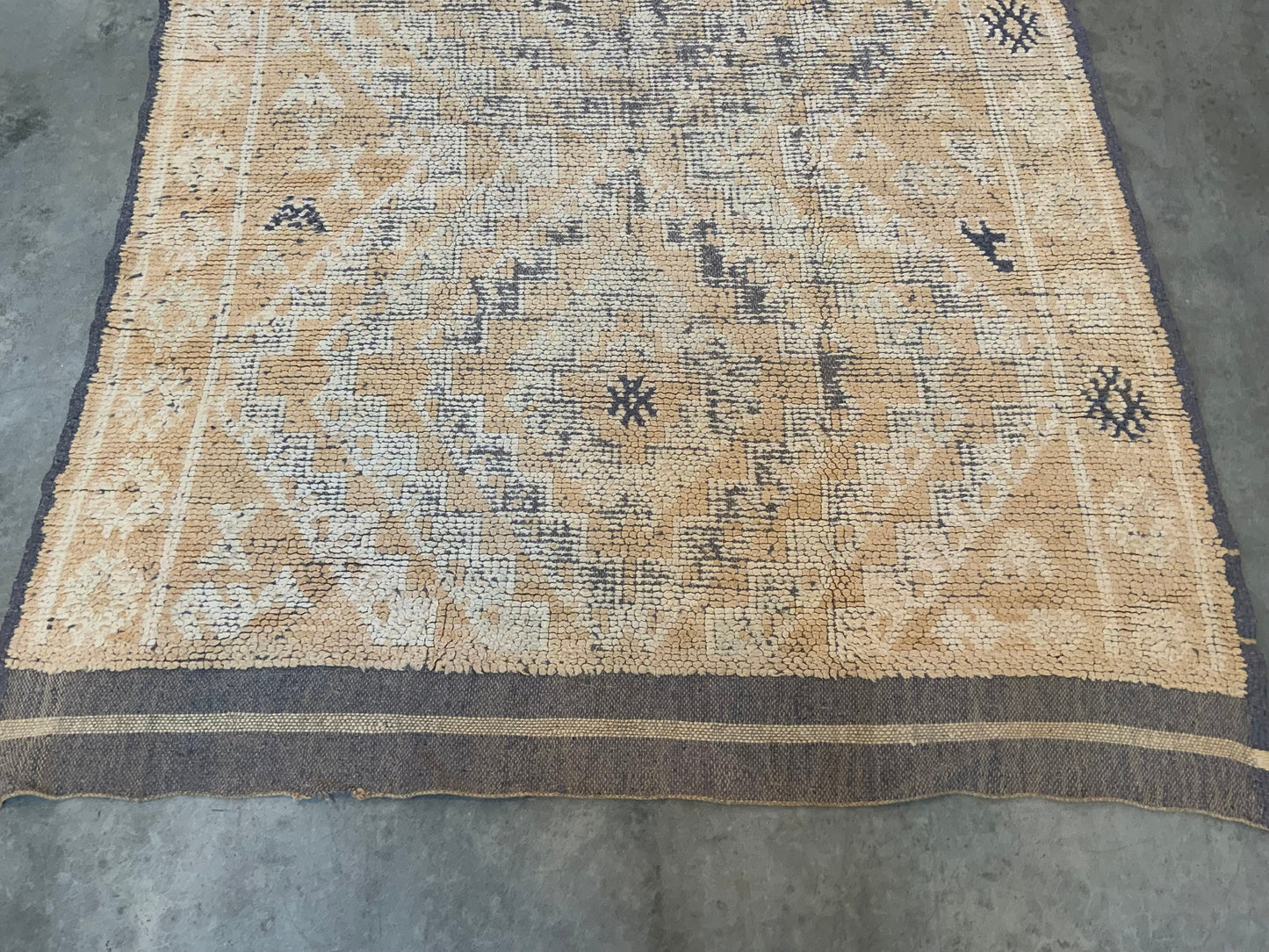 Authentic Vintage Moroccan Rug MNRG67423480 - 5'10" x 8'9"